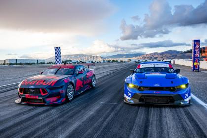 Δύο πιλότοι της Formula 1 οδηγούν 12 θρύλους της Ford (+Video)